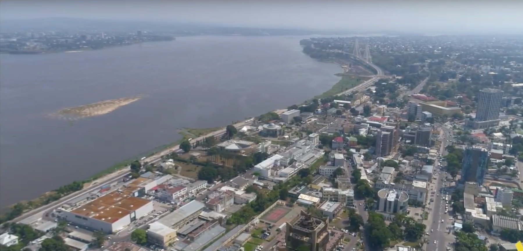 Brazzaville et le fleuve Congo, vus du ciel